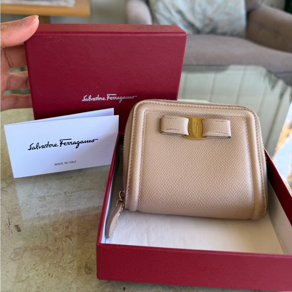 Salvatore Ferragamo Beige Vara Bow Zip Wallet